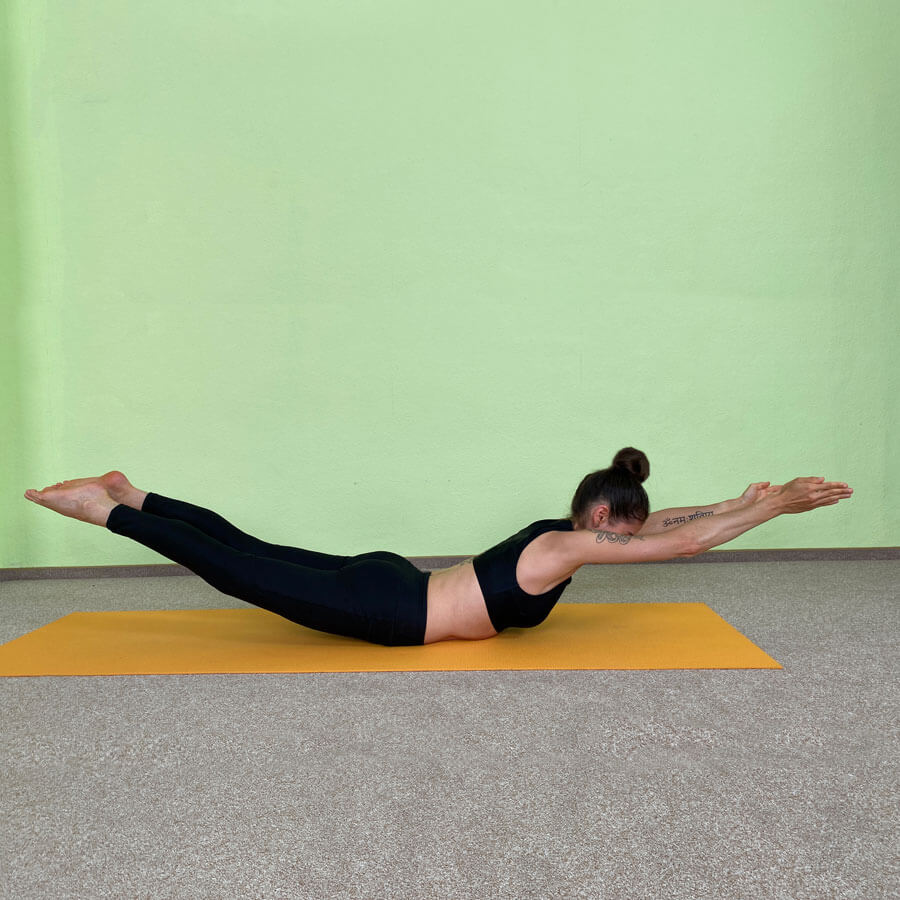 Yoga-Asanas: Fanny zeigt Navasana das Boot