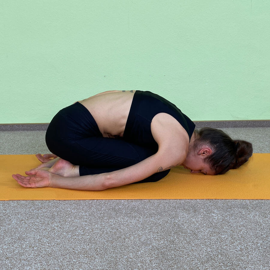 Yoga-Asanas: Fanny zeigt Garbhasana die Stellung des Kindes