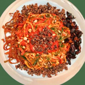 Vegane Low Carb Bolognese mit Nusshack, gedörrten marinierten Pilzen und Zwiebeln plus Gemüsenudeln