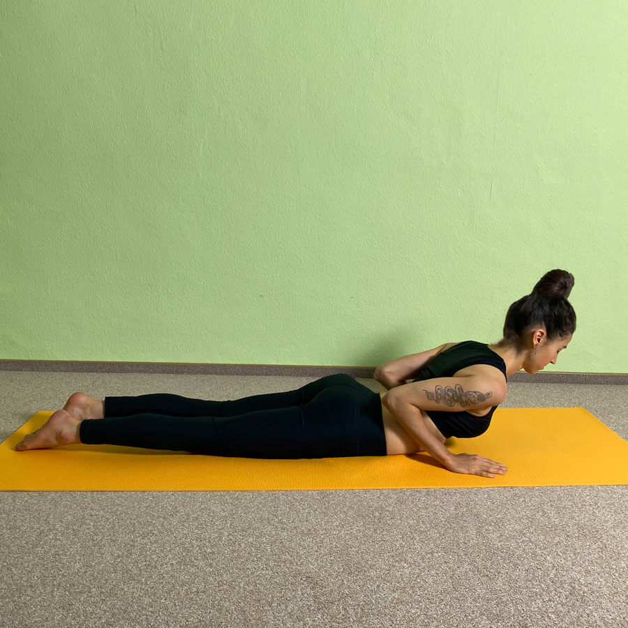 Yoga-Asanas: Fanny zeigt die Babykobra für Einsteiger