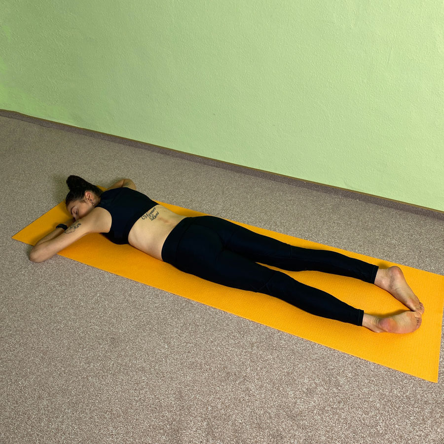 Yoga-Asanas: Fanny zeigt die Bauchentspannungslage