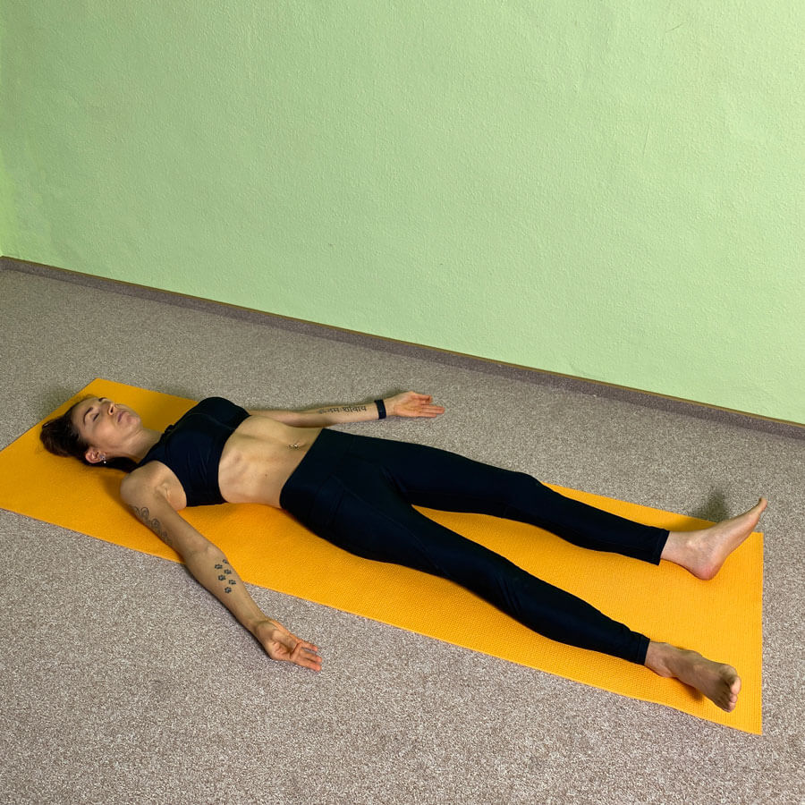Yoga-Asanas: Fanny zeigt Shavasana die Rückenentspannungslage