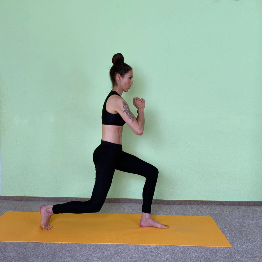 Fanny zeigt die Ausfallschritte (Lunges)