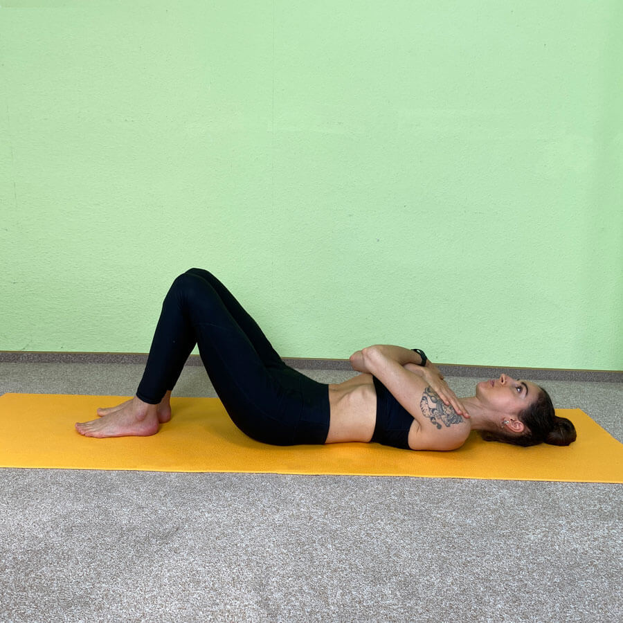 Fanny zeigt die Glute Bridge für Oberschenkel und Po