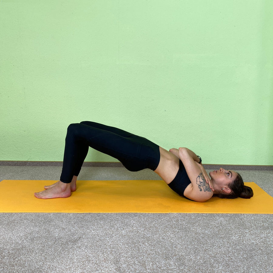 Fanny zeigt die Glute Bridge für Oberschenkel und Po