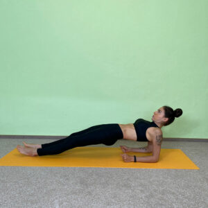 Fanny zeigt die einfache Reverse Plank als isometrische Rücken- und Core-Übung