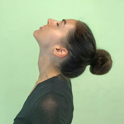 Fanny zeigt Schulter Nacken Übungen - Kopf in den Nacken legen