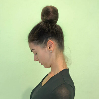 Fanny zeigt Schulter Nacken Übungen - Kopf nach vorn neigen