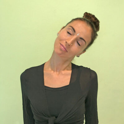 Fanny zeigt Schulter Nacken Übungen - Kopf nach links neigen