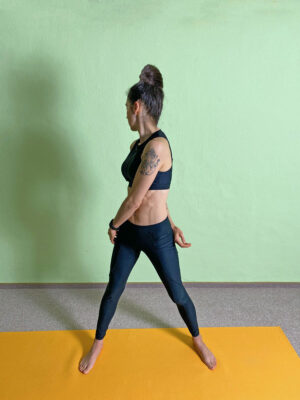 Fanny zeigt die Rumpfdrehung