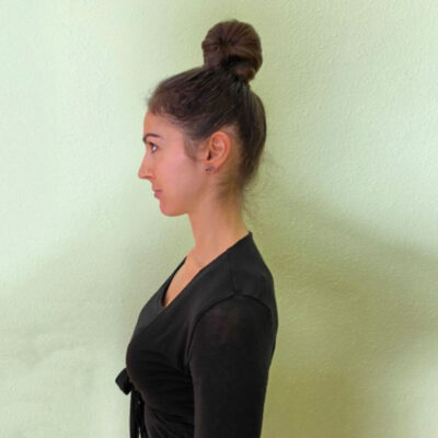 Fanny zeigt Schulterübungen, die Verspannungen lösen