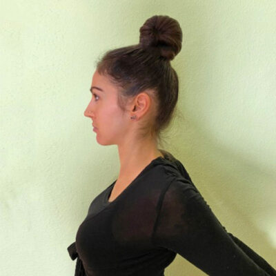 Fanny zeigt Schulterübungen, die Verspannungen lösen