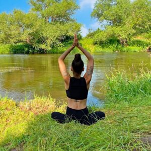 Frau meditiert am Fluss: Online-Gesundheitsratgeber Entspannung von Präventiv-Apothekerin Fanny Patzschke