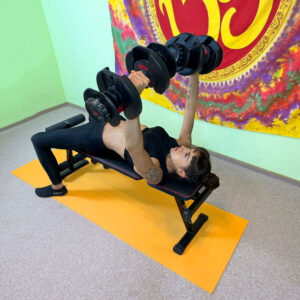 Frau macht Homeworkout zum Muskelaufbau: Online-Gesundheitsratgeber Fitness-Training von Präventiv-Apothekerin Fanny Patzschke