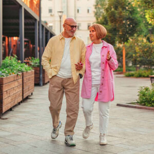 aktive, glückliche Sentioren gehen spazieren: Online-Gesundheitsratgeber Prävention von Präventiv-Apothekerin Fanny Patzschke