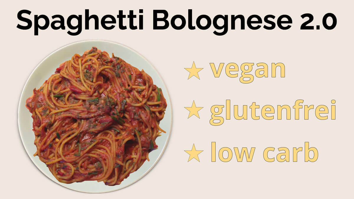 Präventiv-Apothekerin Fanny Patzschke zeigt dir ein einfaches, schnelles Rezept für vegane Bolognese mit glutenfreien Low Carb Spaghetti