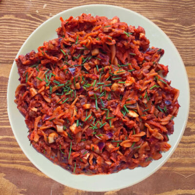 Vegane Bolognese-Sauce mit proteinreichen, glutenfreien Spaghetti aus Hülsenfrüchten