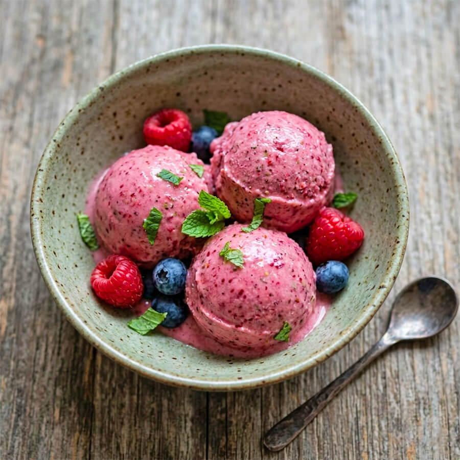 Beeren-Minze-Nicecream: gesundes Eis ohne Zucker mit Beeren ohne Eismaschine