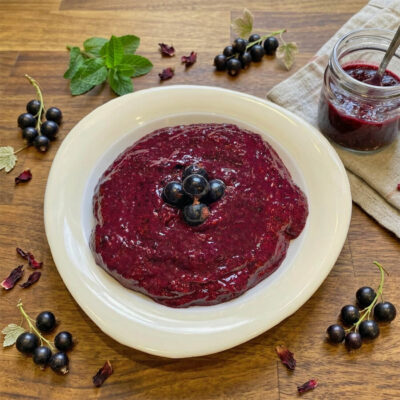 gesunde Marmelade ohne Zucker und kochen mit schwarzen Johannisbeeren und Datteln