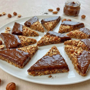 gesundes Rohkost-Rezept für vegane, glutenfreie, zuckerfreie Nussecken