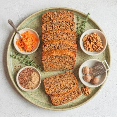 saftiges, veganes, glutenfreies Brot ohne Hefe mit Karotten, Walnüssen und dank Leinmehl proteinreich