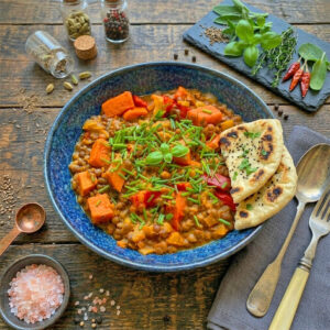 veganes Rotes Linsen Dal als roteinreiches Rezept für gesundes Mittagessen oder Abendessen mit selbstgemachtem Naan-Brot glutenfrei und vegan