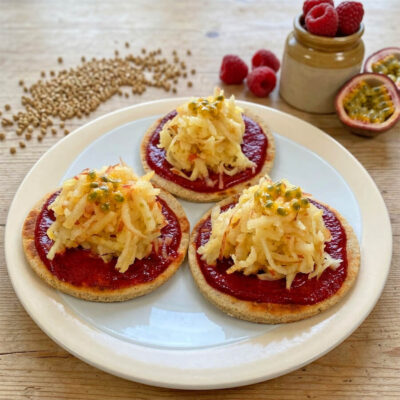 Glutenfreie Pancakes vegan & ohne Zucker mit selbstgemachter Marmelade, geraspelten Äpfeln und Maracuja