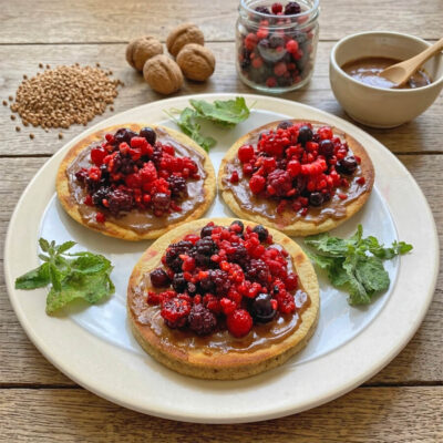 Glutenfreie Pancakes vegan ohne Zucker mit selbstgemachtem gesunden Nutella und Beeren