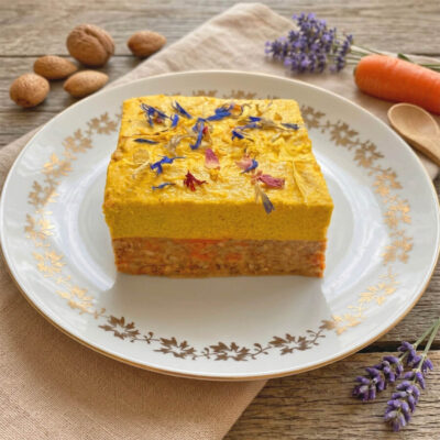 Einfacher veganer Karottenkuchen zuckerfrei, saftig, glutenfrei mit Nussboden und Mango-Maracuja-Frosting