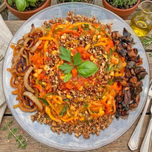 vegane Low Carb Bolognese mit Nusshack, gedörrten marinierten Pilzen und Zwiebeln plus Gemüsenudeln