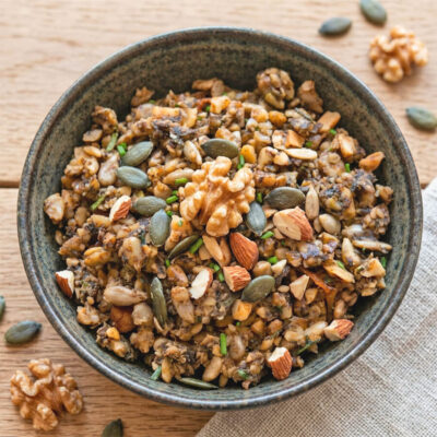 veganes Hackfleisch ohne Soja auf Basis von Nüssen schonend im Dörrgerät getrocknet