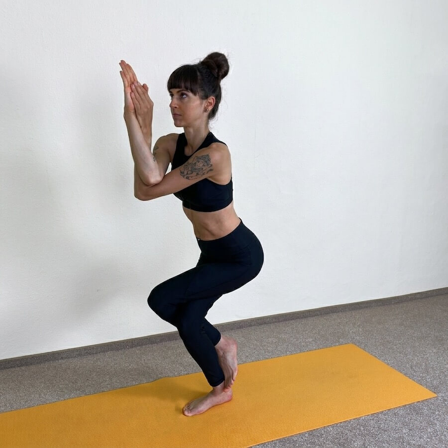 Yoga-Asanas: Apothekerin und Yogalehrerin Fanny Patzschke zeigt Garudasana den Adler