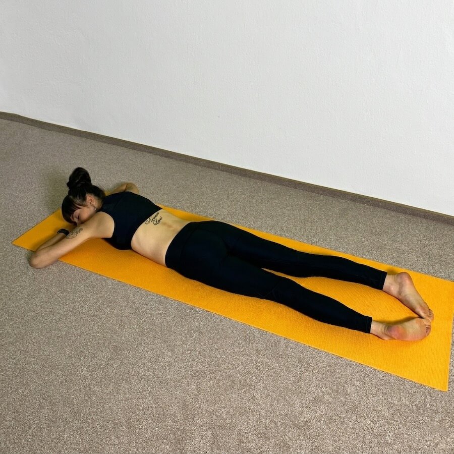 Yoga-Asanas: Apothekerin und Yogalehrerin Fanny Patzschke zeigt die Bauchentspannungslage