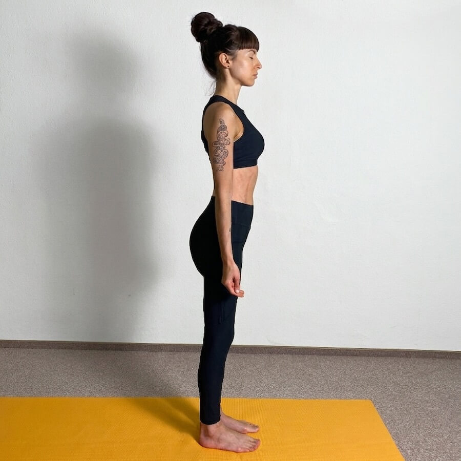 Yoga-Asanas: Apothekerin und Yogalehrerin Fanny Patzschke zeigt Tadasana die Berghaltung