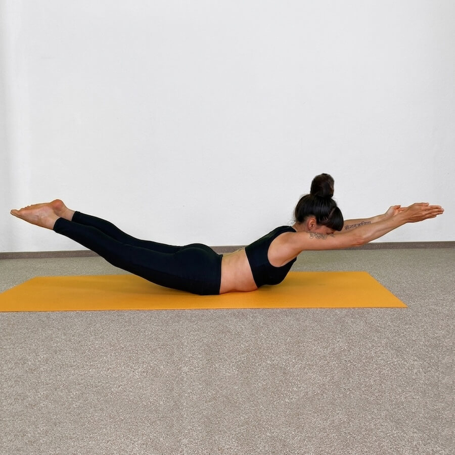 Apothekerin und Fitnesstrainerin Fanny Patzschke zeigt die Superman-Pose für starken Core und flachen Bauch