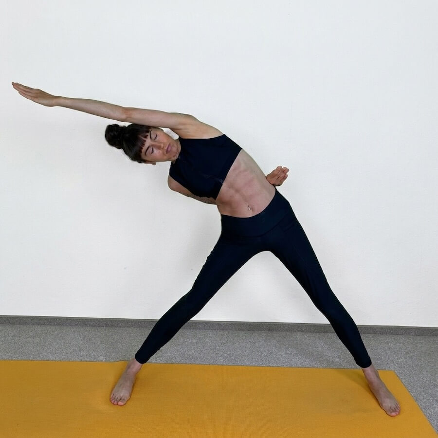 Yoga-Asanas: Apothekerin und Yogalehrerin Fanny Patzschke zeigt Trikonasana das Dreieck