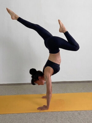 Yoga-Asanas: Apothekerin und Yogalehrerin Fanny Patzschke zeigt Vrikshasana den Handstand