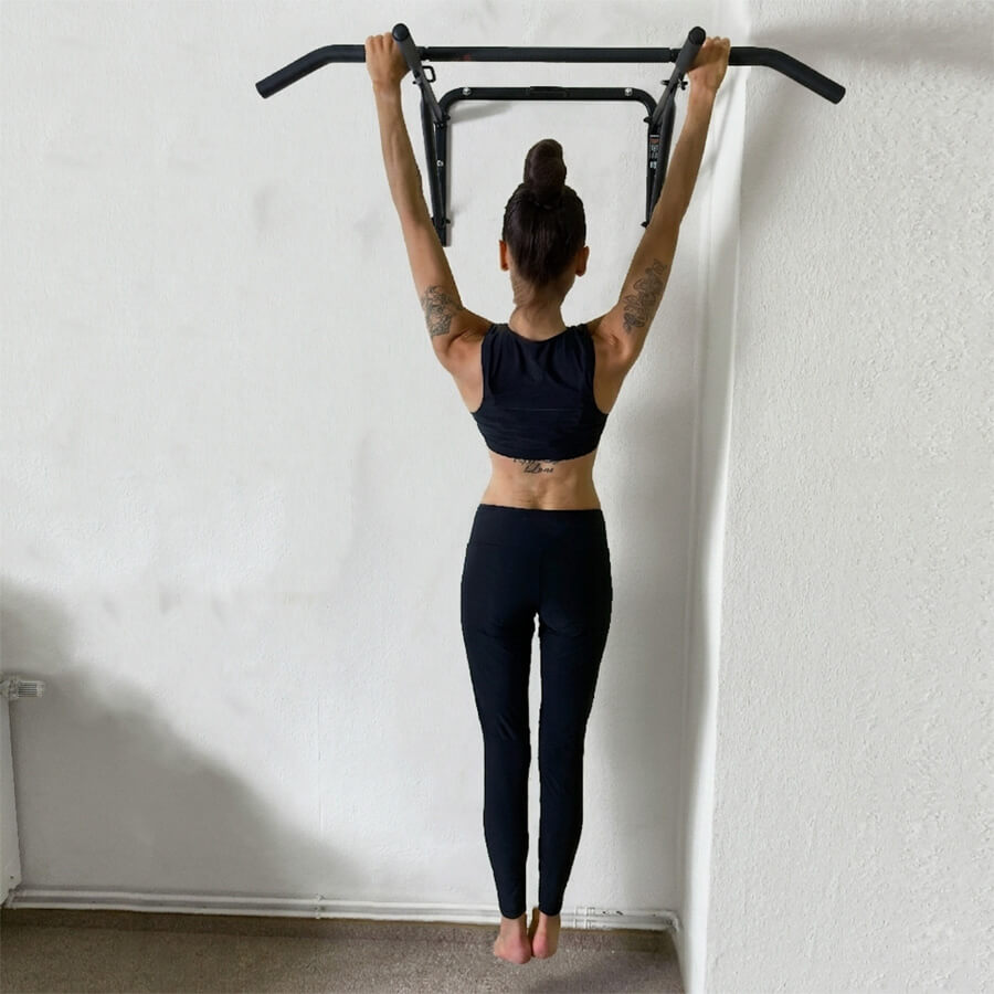 Apothekerin und Fitnesstrainerin Fanny Patzschke zeigt die Klimmzüge (Pull ups) für hintere Schultern, die Rückenmuskeln Trapez und Lat sowie Arm-Biceps