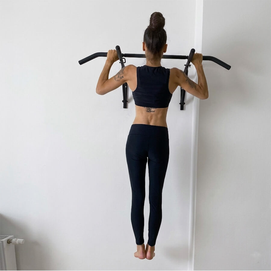 Apothekerin und Fitnesstrainerin Fanny Patzschke zeigt die Klimmzüge (Pull ups) für hintere Schultern, die Rückenmuskeln Trapez und Lat sowie Arm-Biceps