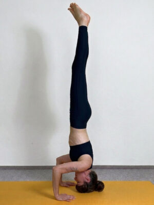 Yoga-Asanas: Apothekerin und Yogalehrerin Fanny Patzschke zeigt Yoga-Clown als Kopfstand-Variation