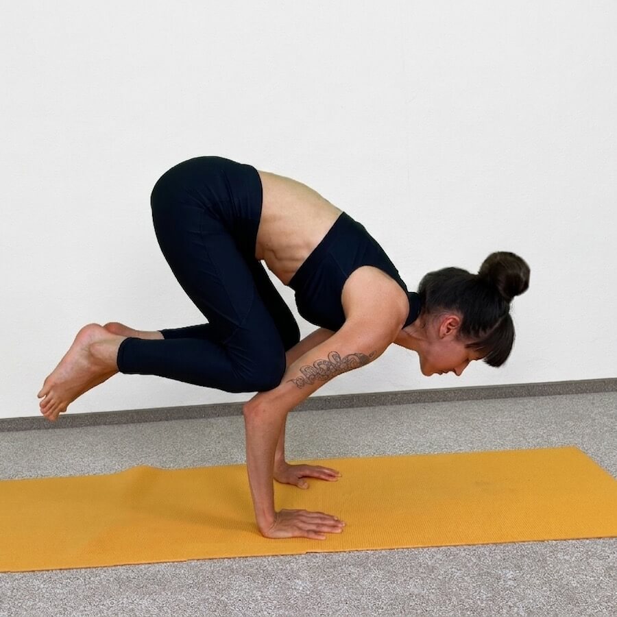 Yoga-Asanas: Apothekerin und Yogalehrerin Fanny Patzschke zeigt Kakasana die Krähe