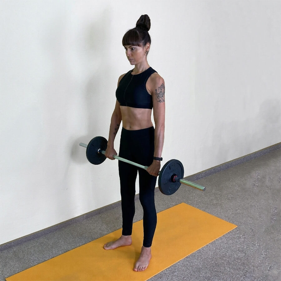 Apothekerin und Fitnesstrainerin Fanny Patzschke zeigt Kreuzheben (Deadlifts) mit Langhantel für Oberschenkel, Rückenstrecker und Po