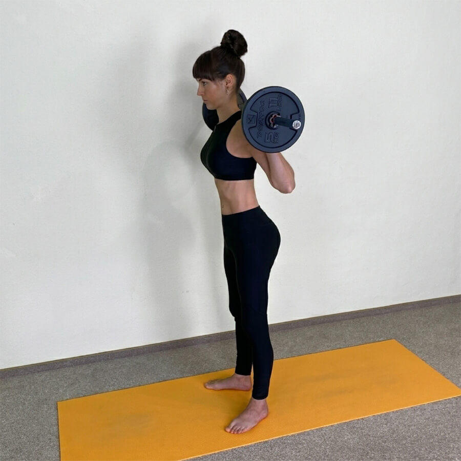 Apothekerin und Fitnesstrainerin Fanny Patzschke zeigt die Kniebeugen (Squats) mit Langhantel für Oberschenkel und Po