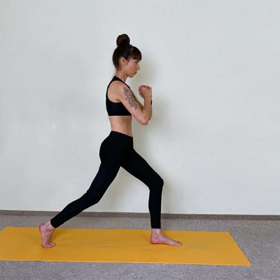 Apothekerin und Fitnesstrainerin Fanny Patzschke zeigt die Aufallschritte (Lunges) für Oberschenkel und Po