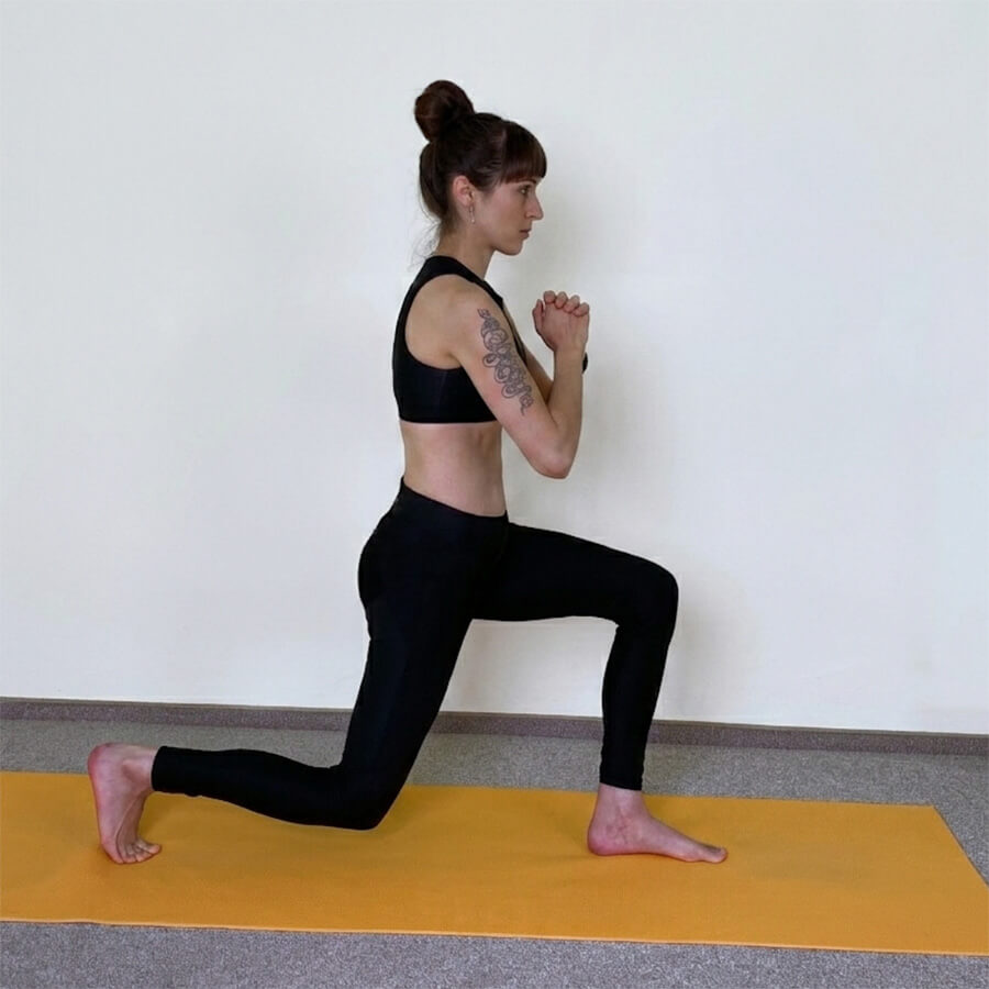 Apothekerin und Fitnesstrainerin Fanny Patzschke zeigt die Aufallschritte (Lunges) für Oberschenkel und Po