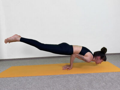 Yoga-Asanas: Apothekerin und Yogalehrerin Fanny Patzschke zeigt Mayurasana den Pfau