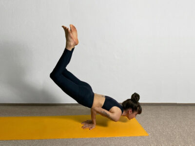 Yoga-Asanas: Apothekerin und Yogalehrerin Fanny Patzschke zeigt eine Variation des Pfaus