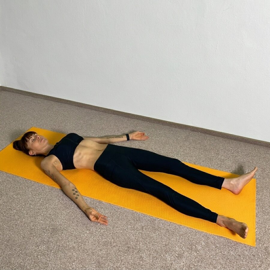 Yoga-Asanas: Apothekerin und Yogalehrerin Fanny Patzschke zeigt Shavasana die Rückenentspannungslage