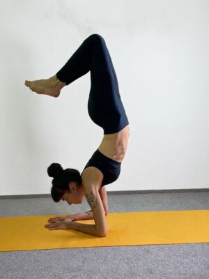 Yoga-Asanas: Apothekerin und Yogalehrerin Fanny Patzschke zeigt Vrischikasana den Skorpion