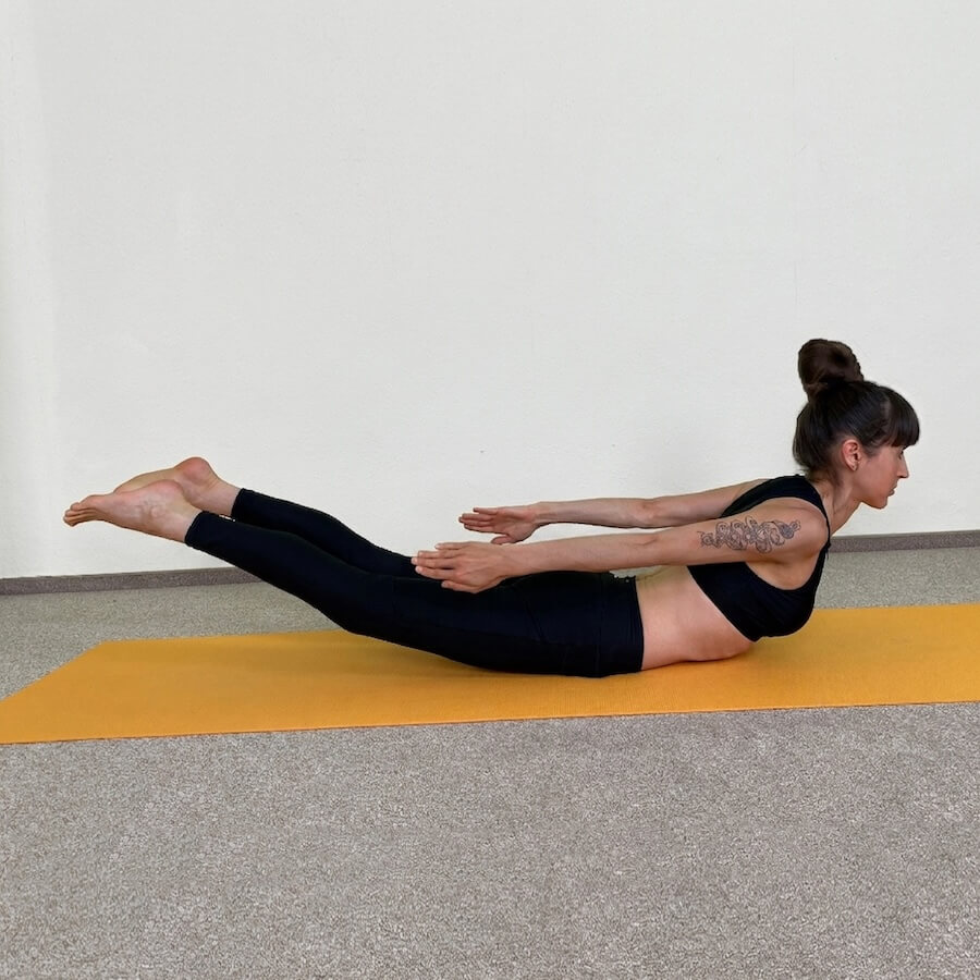 Yoga-Asanas: Apothekerin und Yogalehrerin Fanny Patzschke zeigt Shalabhasana den Vogel